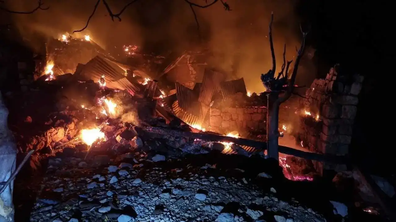 Adana’da Ev Yangını Söndü Ama Endişe Bitmedi: Kayıp Kadın Aranıyor! 4